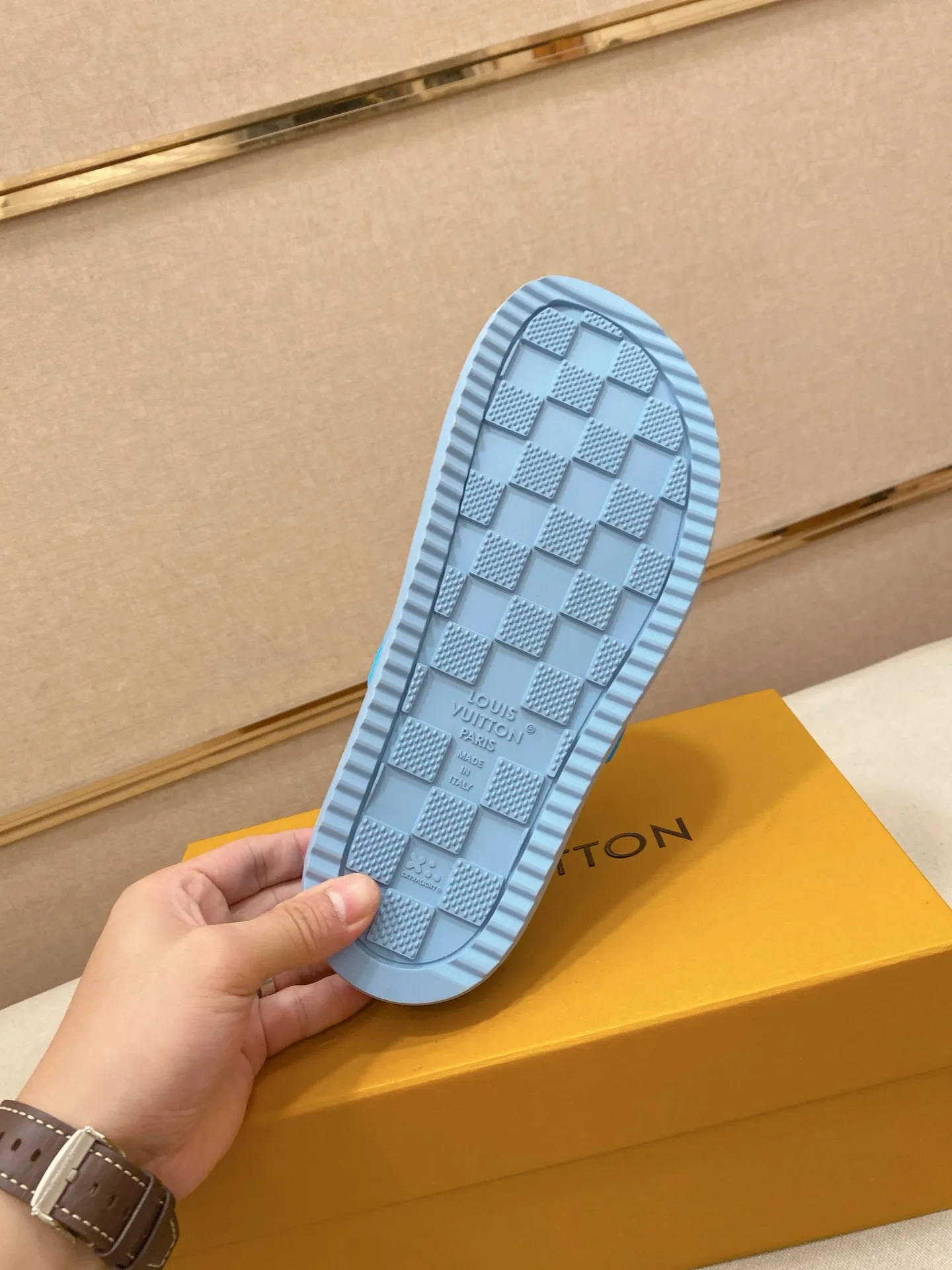 Men's shoes 💰: 360💰LV made 🔍Top purchasing agents, men's spring and summer slippers are available at the same counter. The uppers are made of Italian imported denim with logo graphics and high-quality craftsmanship. The soles are original soles specially provided by the original factory. The exclusive movable molded soles are super comfortable. Original factory follow-up products. 🔍🔍High quality. You can enter and exit the counter at will. Welcome to compare. The code number is 38-44.